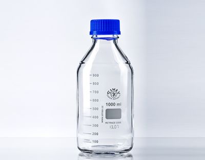 Laboratóriumi üveg kék kupakkal